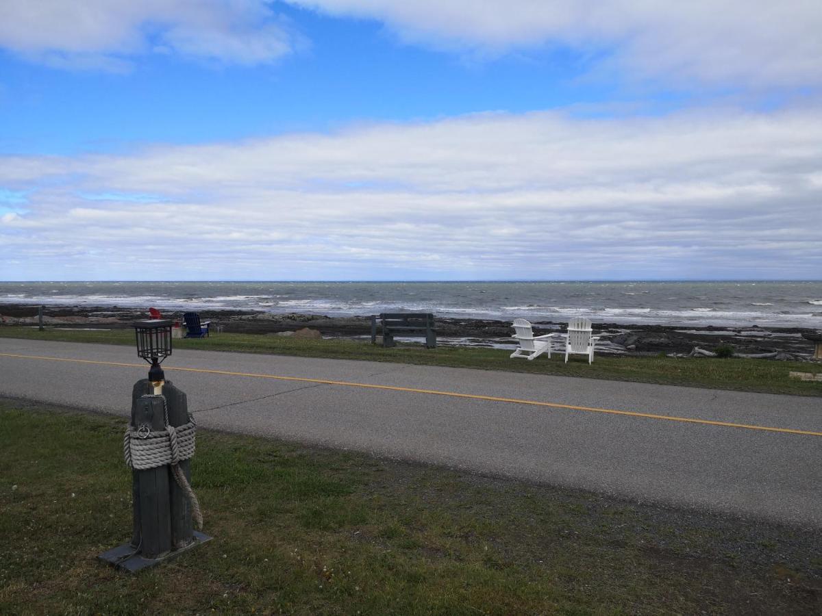 Les Cabines Du Phare Rimouski Bagian luar foto